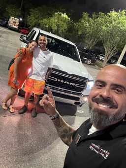 Cliente satisfeito com a compra do carro nos EUA, ao lado do David